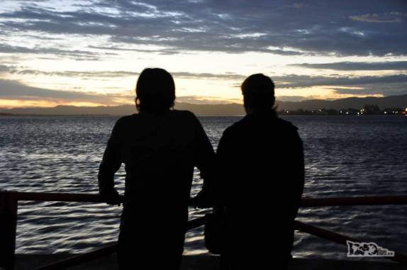 Admirando o fim de tarde durante a travessia de balsa entre o Farol de Santa Marta e Laguna, no sul Santa Catarina, a caminho das festas de carnaval